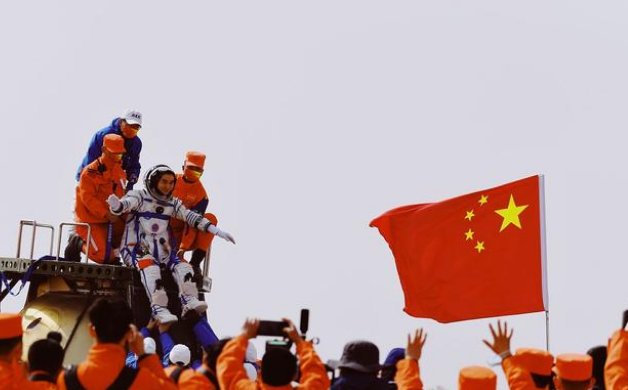 宇航员叶光富着陆后，紧紧拥抱妻子，他们夫妻之间的感情有多好？