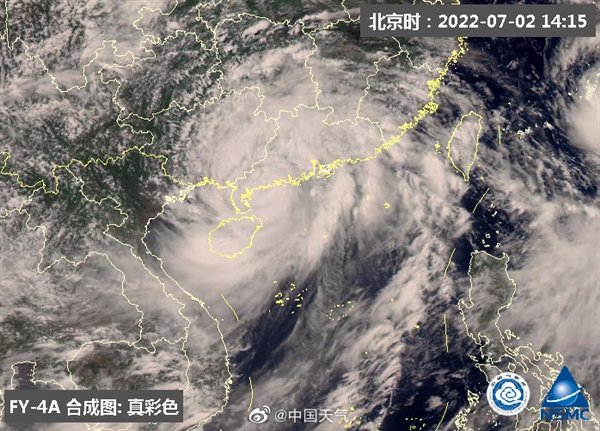 台风中要强的记者：现场被吹走，她有多敬业呢？