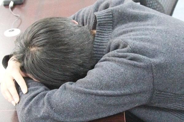 睡觉时“鼾声如雷”很尴尬，让你不打呼噜，睡得更香的妙招有哪些？