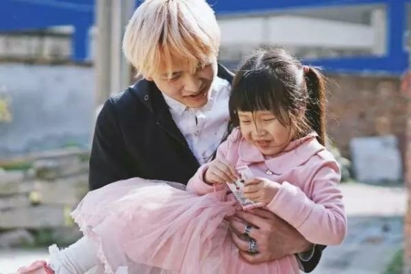 郑州一位姐姐放弃读博延迟婚期救弟弟，你如何看待这件事？