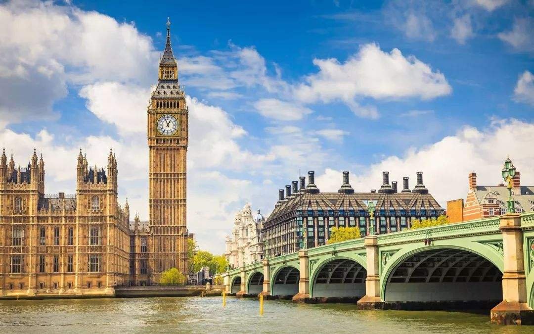 大笨钟是英国伦敦著名的建筑物,大笨钟名字的由来是什么?