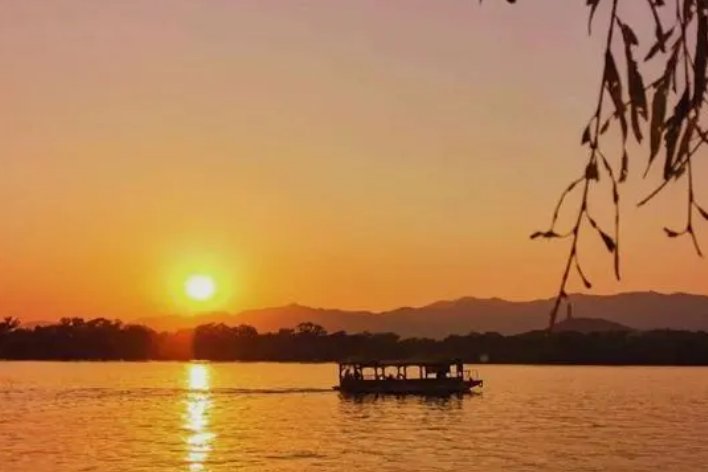 半江瑟瑟半江红的瑟瑟指什么蚂蚁