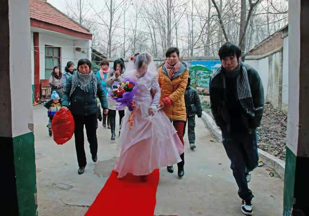 男女结婚红毯从新郎家直接铺到新娘家，这样的铺设有什么意义？