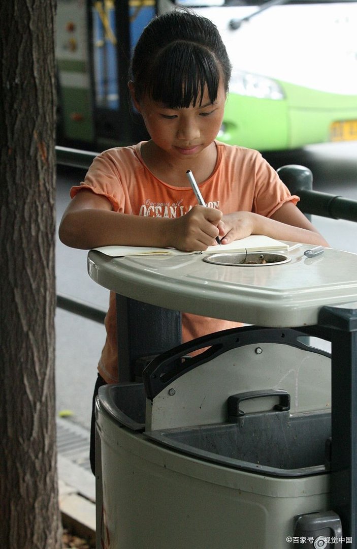 公交车上玩两个小朋友作文怎么写