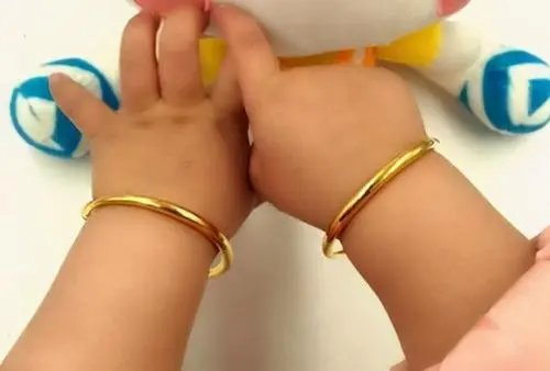 塑料闺蜜！女子用地摊货换走闺蜜孩子金手镯，该不该对身边好友有防备之心？