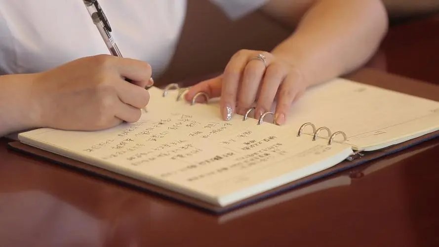 二年级的小孩热得像什么