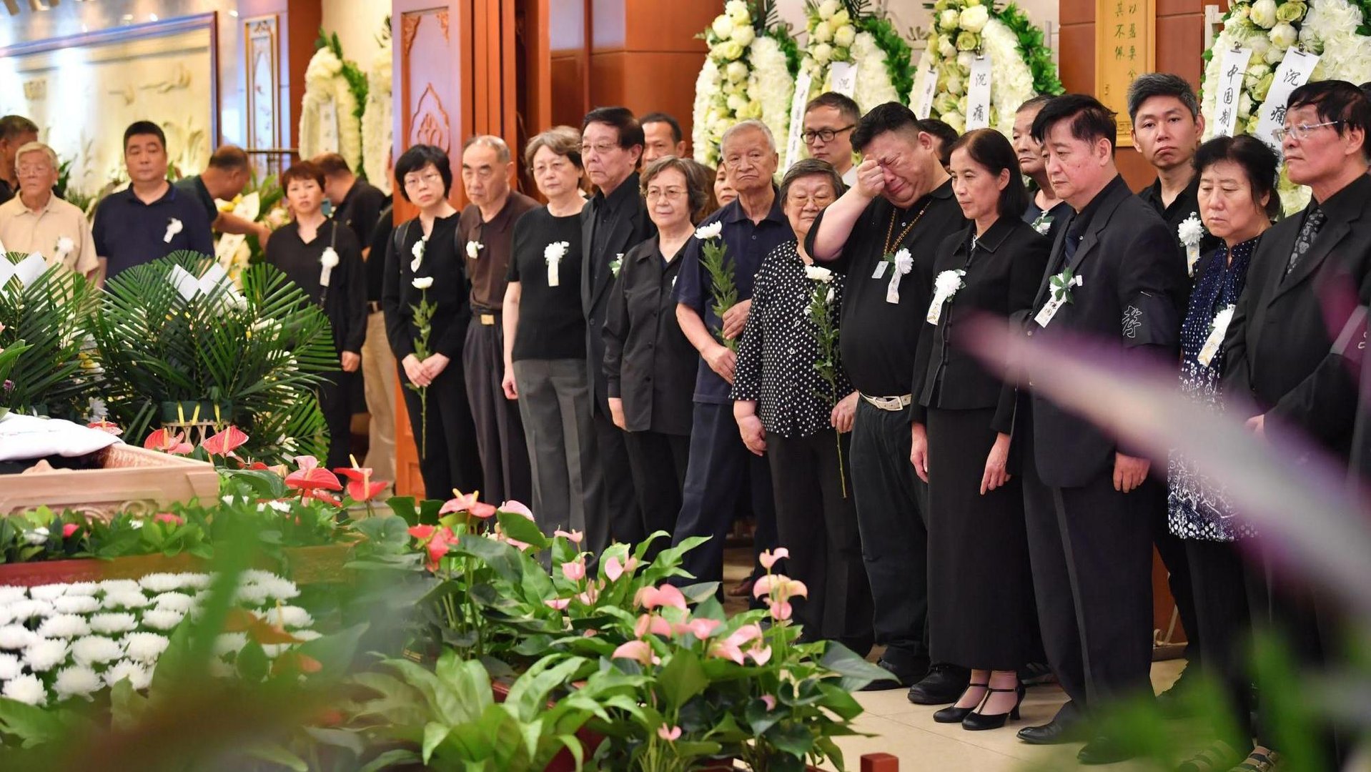 李连杰二哥去世享年60岁，葬礼已在八宝山举办，出席的都有哪些明星？