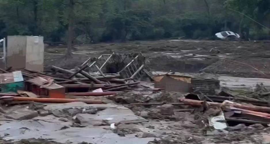 洪灾后，房子只剩铁门一家4口失联，山洪来袭该如何躲避逃生？