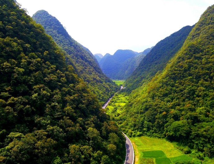 翻山越岭是什么意思