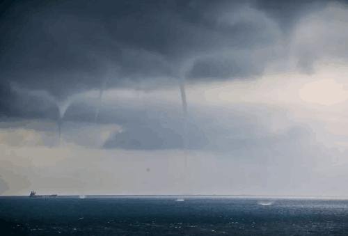 海面同时出现11条龙吸水，这种景象有多壮观？