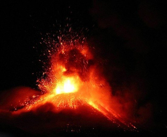 俄罗斯冒险者在喷发的火山烤香肠，这种行为可取吗？