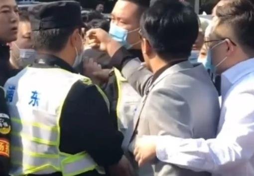 网红辛巴言行过激导致保安被开除，是否太以自我为中心？