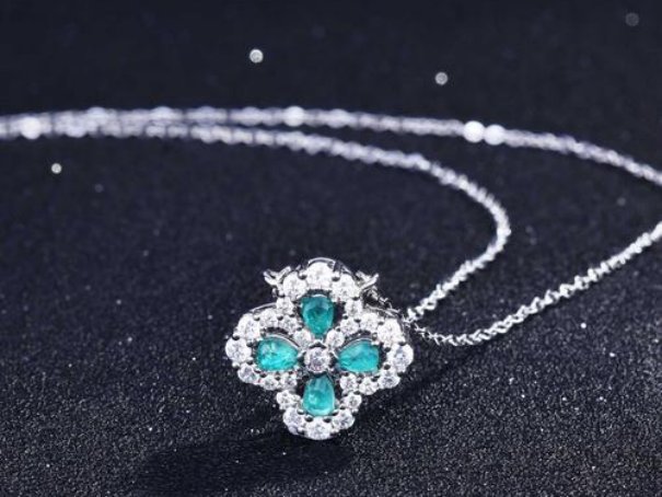 女儿18岁成人礼，父母应该送点什么礼物好呢？