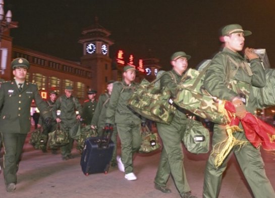 请问“铁打的营盘，流水的兵”这句话是什么意思？