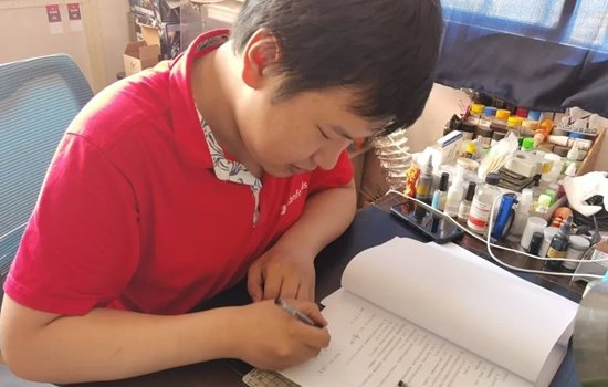 模型玩家去世，母亲继承他的遗志，故事的主人公到底因何去世？