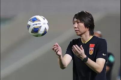 记者称国足集训期间李铁暴瘦20斤，李铁的压力有多大？