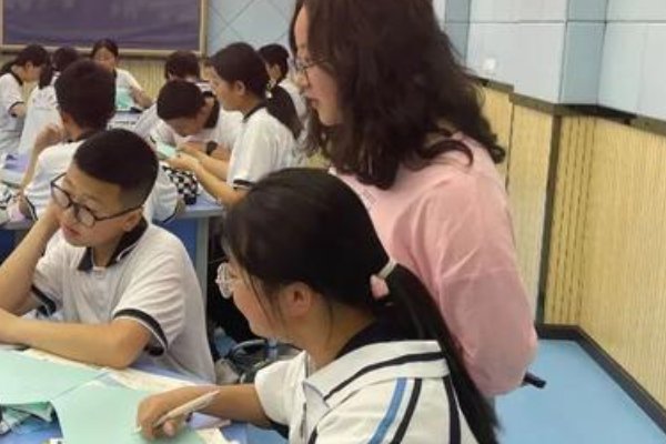 党政军民学,东西南北中,谁是领导一切的,是最高的政治领导力量?( )