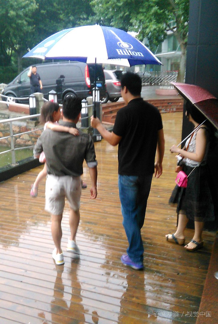 18女儿和父亲吵几句嘴然后打冷战,妈妈怎么办？