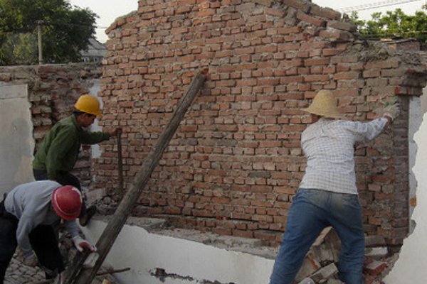 墙倒众人推的意思