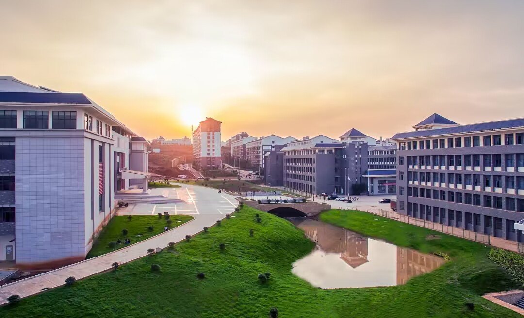 克莱登大学讽刺什么