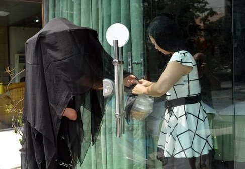 毁容外卖小哥蒙面送餐?