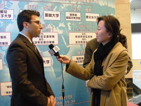 台风中要强的记者：现场被吹走，她有多敬业呢？