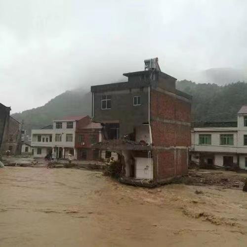 洪灾后，房子只剩铁门一家4口失联，山洪来袭该如何躲避逃生？