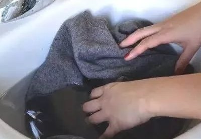 长衣服前面衣角翘起来了怎么办