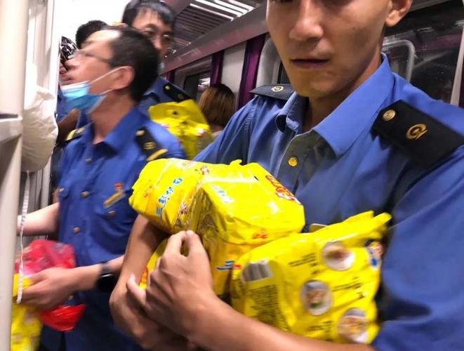 载735人列车被困郑州超40小时，他们现在怎么样了？