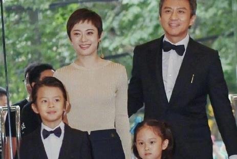 63岁冯巩罕见晒全家福,母子长相如复制粘贴!基因遗传到底有多强大?