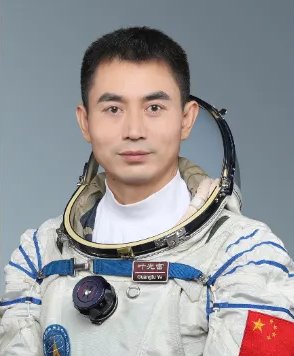 宇航员叶光富着陆后，紧紧拥抱妻子，他们夫妻之间的感情有多好？